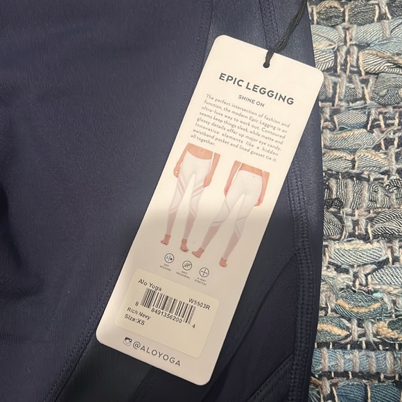 ALO epic legging in rich navy - Picture 4 of 6